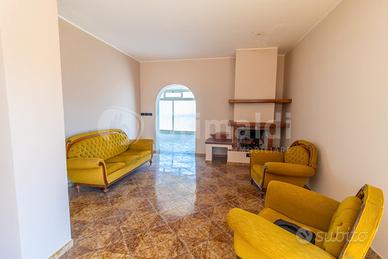 Attico panoramico con terrazzo scala greca