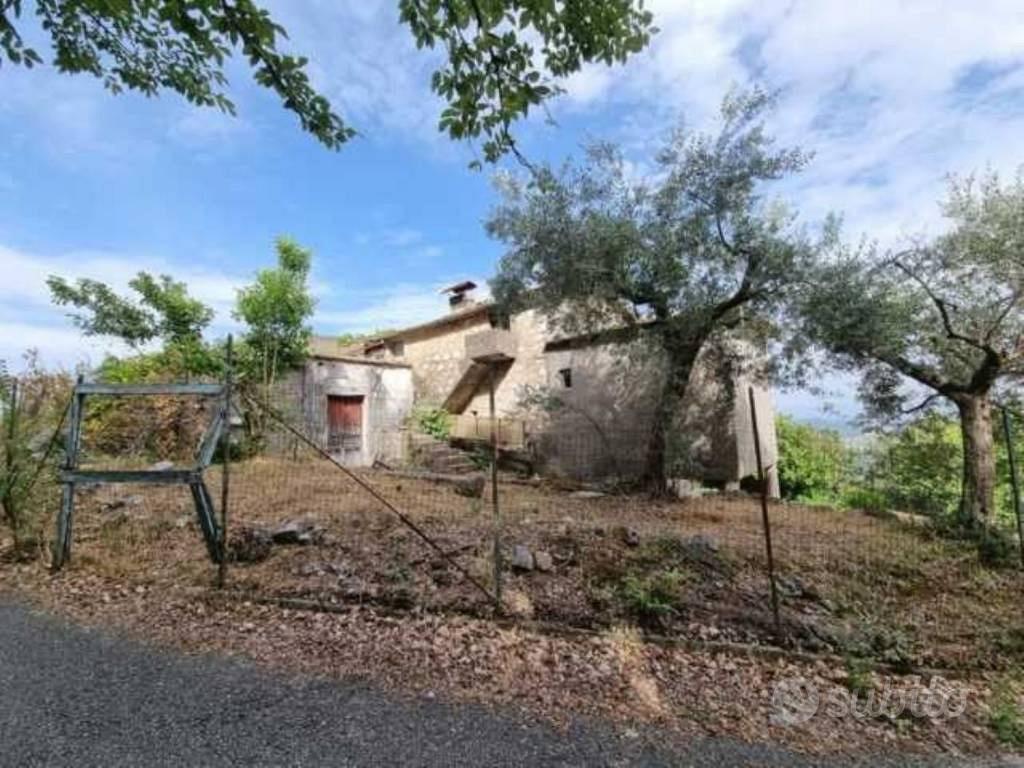 Rustico / Casale di 230 m² con 5 locali e box auto - Altro