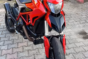Hypermotard 939 red