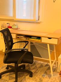 Scrivania e sedia ergonomica