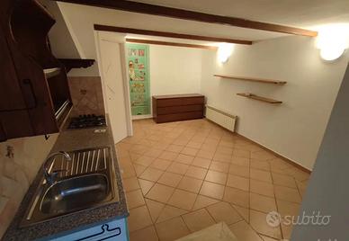 Ostia bilocale con spazio esterno