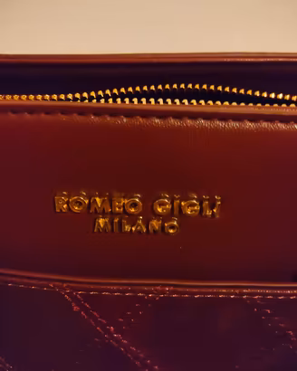 borsa in mano e tracolla 