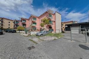 Appartamento con balcone terrazzino e cantinola