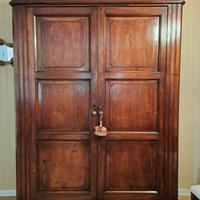 Armadio dell'800 in legno di noce massello