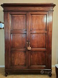 Armadio dell'800 in legno di noce massello
