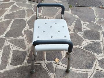 Sedia/sgabello da doccia con braccioli regolabile.