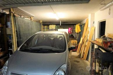 Garage (sub 18) in edificio residenziale-commercia