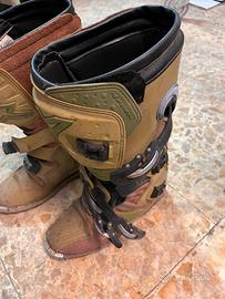 Stivali e pettorina cross