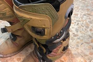 Stivali e pettorina cross