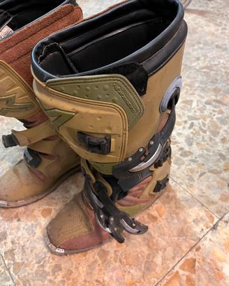 Stivali e pettorina cross