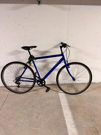 Bici da uomo blu con cambio