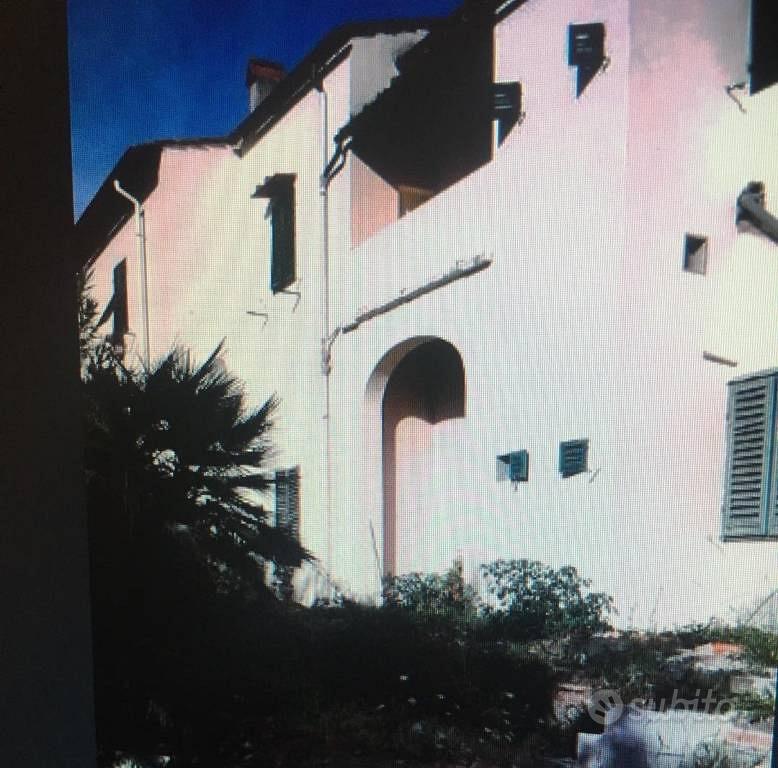 Palazzo / Stabile di 400 m² con più di 5 locali a
