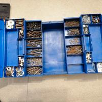 CASSETTA CON ATTREZZI VARI E MINUTERIA