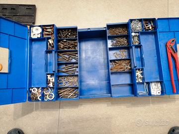 CASSETTA CON ATTREZZI VARI E MINUTERIA