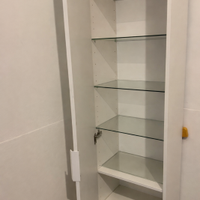 Mobile multiuso bianco con mensole in vetro