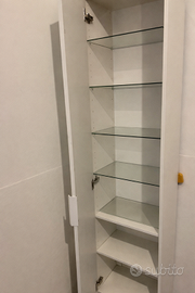 Mobile multiuso bianco con mensole in vetro