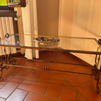 Tavolino in cristallo e ferro battuto