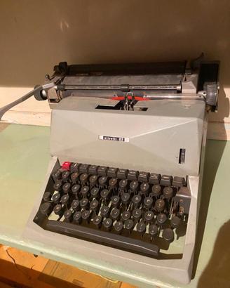 MACCHINA DA SCRIVERE OLIVETTI 82