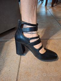 décolleté in pelle con cinturini 