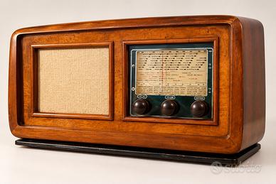 Radio d’epoca in legno