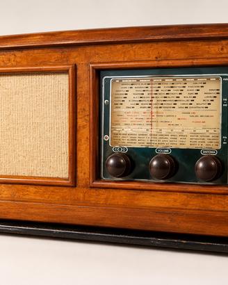 Radio d’epoca in legno