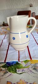 Caraffa in ceramica bianca con decori blu