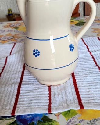 Caraffa in ceramica bianca con decori blu