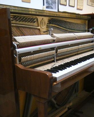 Pianoforte RONISCH con meccanica RENNER