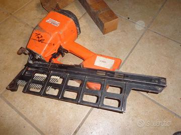 pistola chiodatrice a stecca