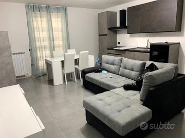 Arredamento moderno completo pari nuovo 