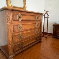 Cassettiera in legno intarsiato