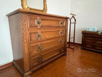 Cassettiera in legno intarsiato