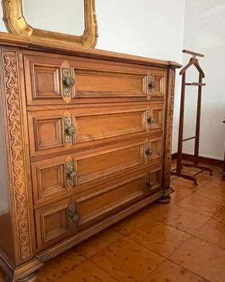 Cassettiera in legno intarsiato