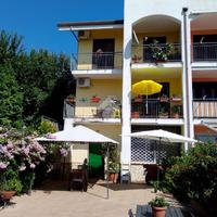 VILLA A SCHIERA D'ANGOLO A GIFFONI SEI CASALI