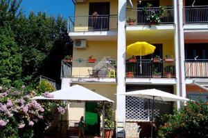 VILLA A SCHIERA D'ANGOLO A GIFFONI SEI CASALI