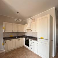 Cucina ad angolo usata con elettrodomestici