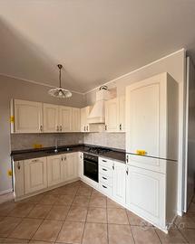 Cucina ad angolo usata con elettrodomestici