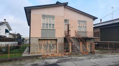 Polesella, casa indipendente con garage e terreno
