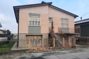 Polesella, casa indipendente con garage e terreno