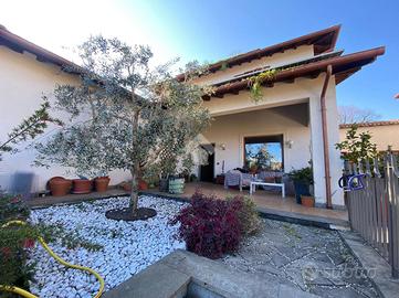 VILLA A SCHIERA A CANEPINA