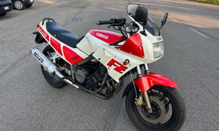 YAMAHA FZ 750