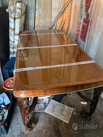 Tavolo con vetro stile vintage