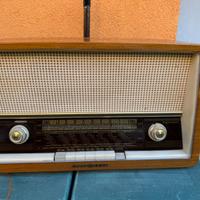 Radio d'epoca funzionante.