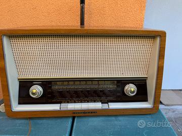Radio d'epoca funzionante.