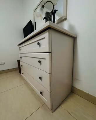 Cassettiera colore avorio – 113 × 84 cm