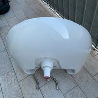 Lavabo con rubinetto