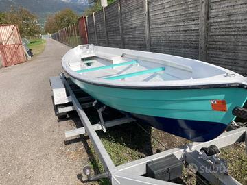 Barca da pesca e rimorchio a due assi