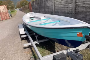 Barca da pesca e rimorchio a due assi