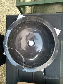 lavabo d'appoggio in marmo.