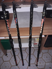 Quattro canne da surf casting con mulinello